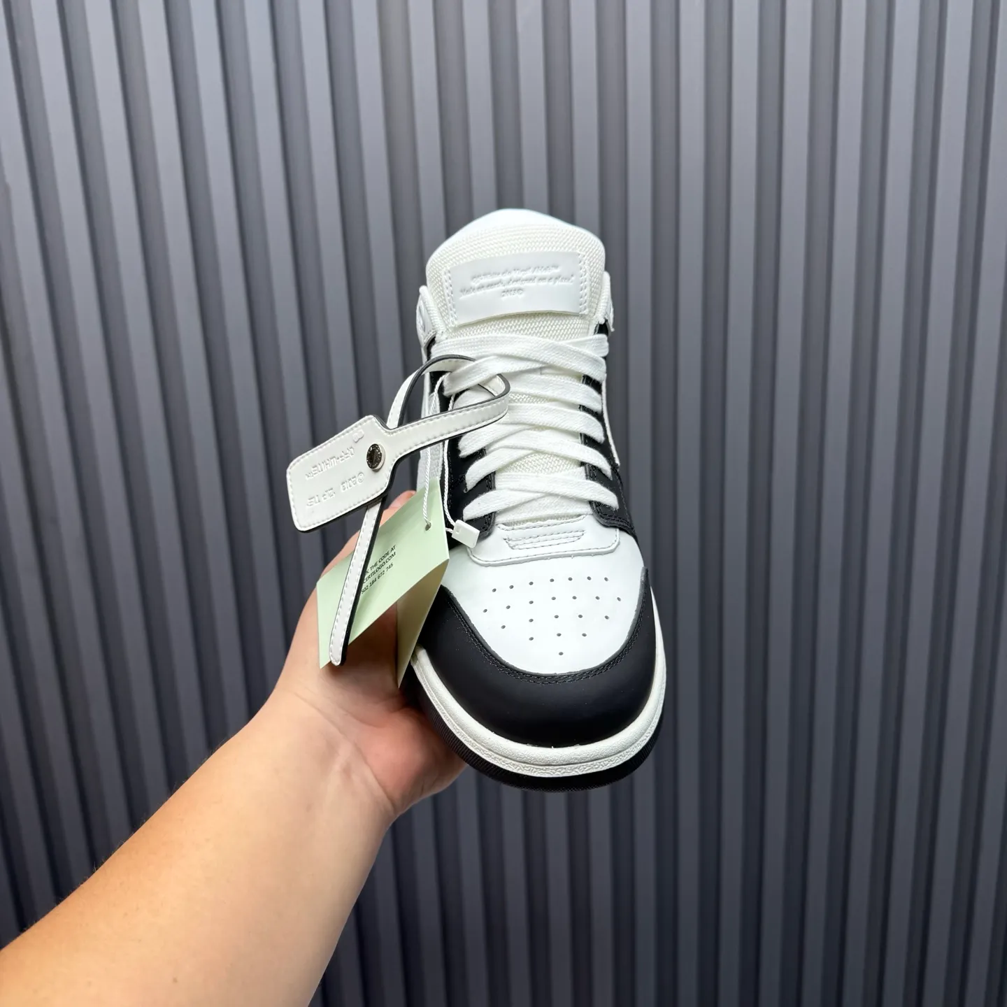 【off- white】P: 620💰Couple model👫, Size: 35-44 (Customized for men 38.45.46) High-quality version👊 "Out of office" series original molding, original lasting, production process 1:1 Original ➰OFF GRAY WHITE OW ➰ First-layer cowhide Imported skin-friendly and environmentally friendly polyester mesh Original molding high elastic and environmentally friendly molding pad Made with the original lasting process. The original molded rubber outsole (never yellows and deforms) has a super correct shape, bright color and strong three-dimensional effect👍. Packaging💯Full set of packaging synchronized with the official website (branded paper, certificate of quality, branded cloth bag)